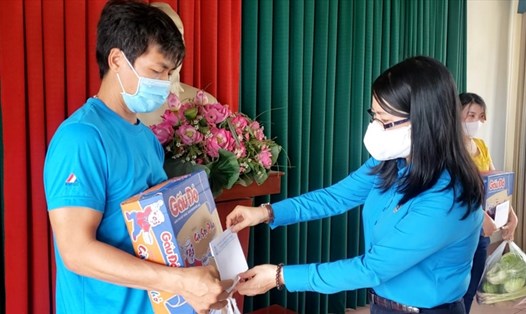 Trao quà cho công nhân đang thực hiện 3 tại chỗ của Công ty TNHH Emico, KCN Long Bình (Đồng Nai). Ảnh: Hà Anh Chiến