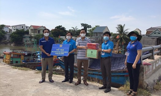 Đại diện LĐLĐ huyện Diễn Châu (Nghệ An) động viên hỗ trợ đoàn viên Nghiệp đoàn nghề cá Diễn Bích. Ảnh: PV