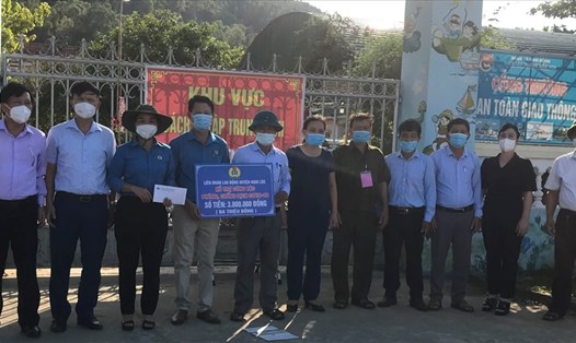 LĐLĐ huyện Nghi Lộc động viên, tặng quà hỗ trợ lực lượng tuyến đầu chống dịch. Ảnh: PS