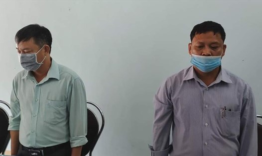 Ông Nguyễn Hữu Trinh (phải) và Cao Cự Ngọc thời điểm bị cơ quan chức năng đọc lệnh khởi tố, bắt tạm giam. Ảnh: T.X
