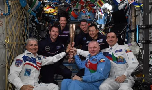 Các phi hành gia ISS kỷ niệm khai mạc Thế vận hội Paralympic Tokyo. Ảnh: Roscosmos