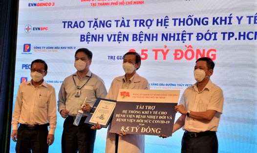 Đại diện Đảng ủy Khối cơ sở Bộ Công thương tại TPHCM trao biển tượng trưng hệ thống khí y tế cho Bệnh viện bệnh Nhiệt đới. Ảnh: Nam Dương