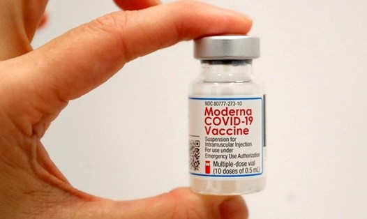 Hãng dược phẩm Moderna đã hoàn tất thủ tục nộp hồ sơ xin cấp phép đầy đủ vaccine COVID-19 lên FDA Mỹ. Ảnh: AFP