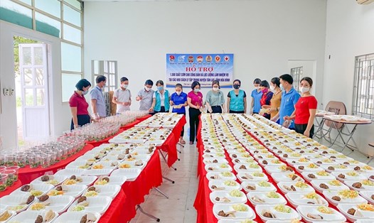 Những bữa cơm ấm lòng người dân tại các khu cách ly y tế tập trung huyện Tân Lạc. Ảnh: Bạch Tuyết