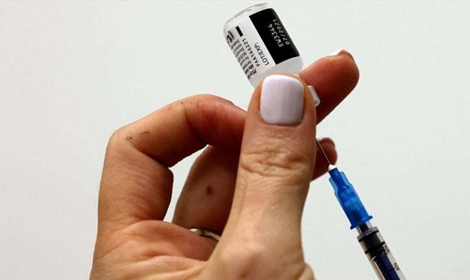 Một y tá Israel chuẩn bị vaccine Pfizer/BioNTech để tiêm cho người đến tiêm liều 3 tại Tel Aviv. Ảnh: AFP