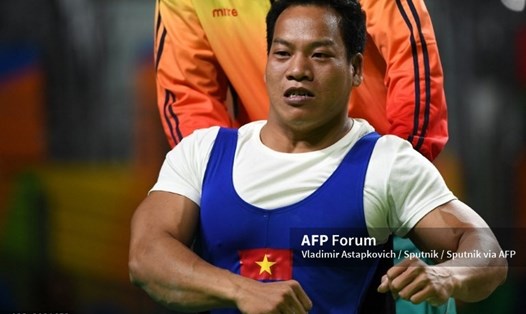 Lực sĩ Lê Văn Công giành Huy chương bạc tại Paralympic 2020. Ảnh: AFP