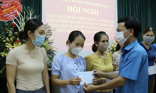 Phó Chủ tịch Liên đoàn Lao động tỉnh Thái Bình -Nguyễn Thanh Bình trao kinh phí hỗ trợ đoàn viên bị ảnh hưởng bởi dịch bệnh COVID-19. Ảnh: B.M