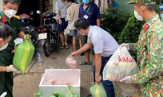 Thành phố Thuận An hỗ trợ người khó khăn ở 4 phường "khóa chặt". Ảnh: T.Liêm
