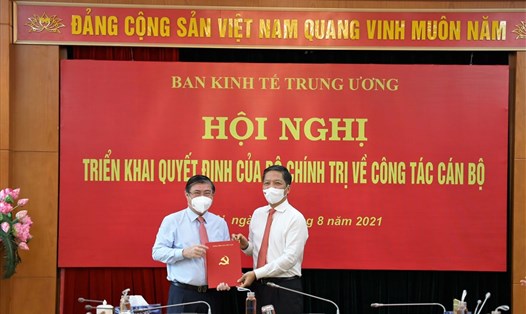 Đồng chí Trần Tuấn Anh, Uỷ viên Bộ Chính trị, Trưởng Ban Kinh tế Trung ương trao quyết định cho ông Nguyễn Thành Phong. Ảnh: Thành Chung