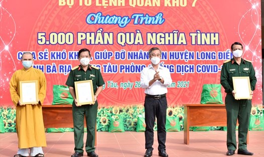Lãnh đạo huyện Long Điền trao thư cảm ơn cho các đơn vị trao quà hỗ trợ người dân khó khăn. Ảnh: M.L