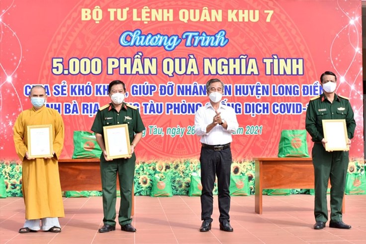 Quân Khu 7 phối hợp trao 650 phần quà đến người dân huyện Long Điền