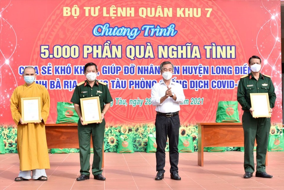 Lãnh đạo huyện Long Điền trao thư cảm ơn cho các đơn vị trao quà hỗ trợ người dân khó khăn. Ảnh: M.L Lãnh đạo huyện Long Điền trao thư cảm ơn cho các đơn vị trao quà hỗ trợ người dân khó khăn. Ảnh: M.L
