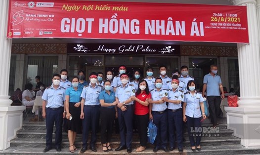 Gần 200 đoàn viên Công đoàn Viên chức tỉnh Hòa Bình tham gia hiến máu tình nguyện. Trọng Văn