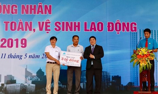 Đại diện Công ty Cổ phần BMSGROUP Global (phải) trao bảng tài trợ 3 tỉ đồng xây dựng 6 phòng học tại trường THCS Phong Hiền (huyện Phong Điền) nhưng cuối cùng lại thất hứa. Ảnh: P.Đạt.