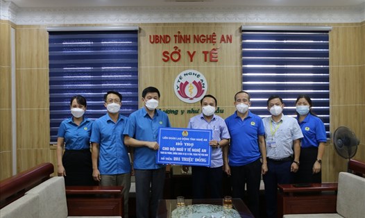 LĐLĐ tỉnh Nghệ An trao 201 triệu đồng hỗ trợ cán bộ, nhân viên y tế tỉnh xung phong tham gia phòng chống dịch COVID-19 tại miền Nam. Ảnh: Thanh Tùng