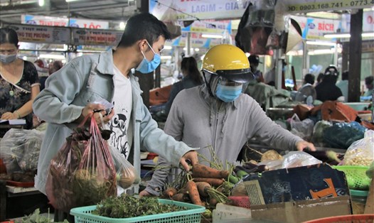 Đáp ứng mới 20% nhu cầu thực phẩm cho dân, Đà Nẵng mở lại tạp hoá và chợ. Ảnh: TT