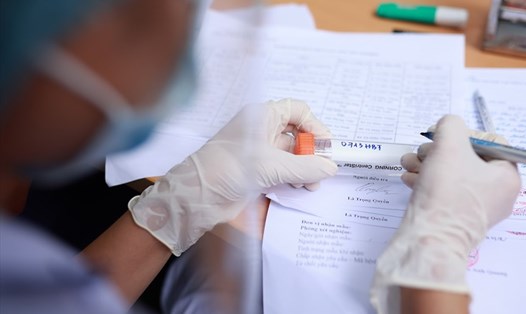 Cán bộ y tế lấy mẫu xét nghiệm COVID-19 ở Hà Nội. Ảnh: Hải Nguyễn