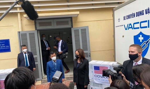 Phó Tổng thống Mỹ thăm kho vaccine tiêm chủng quốc gia của Việt Nam. Ảnh: Bộ Y tế cung cấp