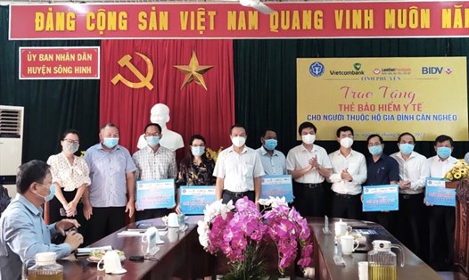 Những tấm thẻ bảo hiểm y tế được tặng cho đại diện các địa phương chuyển phát cho hộ cận nghèo tại 3 huyện miền núi tỉnh Phú Yên. Ảnh: Phương Uyên