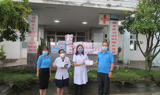 Công đoàn Kon Tum thăm hỏi, tặng quà cho đội ngũ cán bộ y, bác sĩ nơi điều trị bệnh nhân COVID-19. Ảnh: Thanh Hòa
