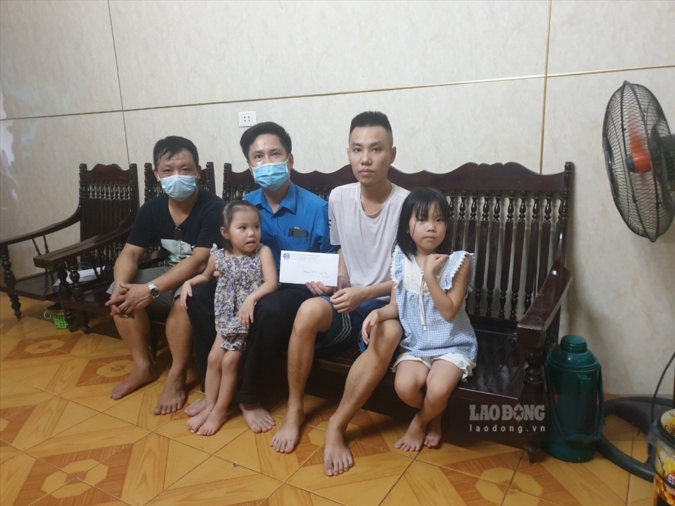 Công đoàn nghành Công thương Hòa Bình đến thăm hỏi, động viên gia đình người công nhân không may bị xuất huyết não. Ảnh: A.H