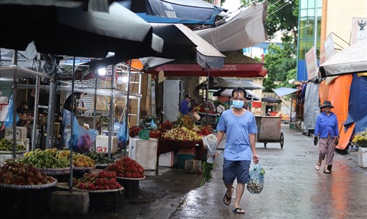 Chợ Hà Đông tiếp tục tổ chức hoạt động từ ngày 27.8 đối với các mặt hàng thiết yếu tại chợ. Ảnh: Huyền Trang