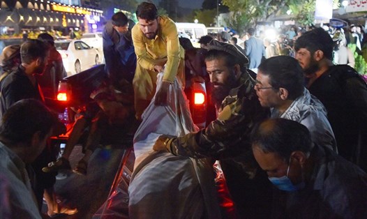 Hàng chục người thương vong, trong đó có ít nhất 13 lính Mỹ, trong vụ đánh bom ở sân bay Kabul, Afghanistan hôm 26.8. Ảnh: AFP