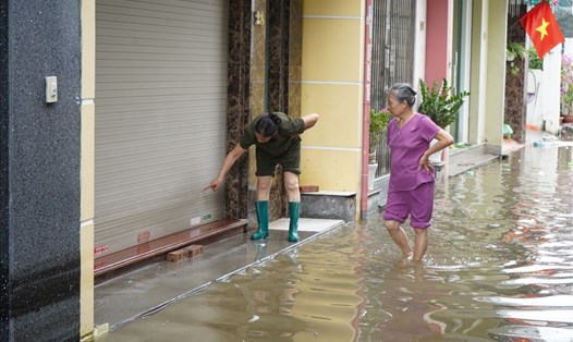 Một ngày sau trận mưa lịch sử, nhiều ngõ, phố ở Hải Phòng vẫn trong tình trạng ngập lụt. Ảnh Mai Dung