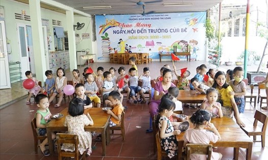 Trường Mầm non Hoàng Thị Loan (TP Vinh) dành cho con công nhân đón trẻ ngày khai trường. Ảnh tư liệu: Quang Đại