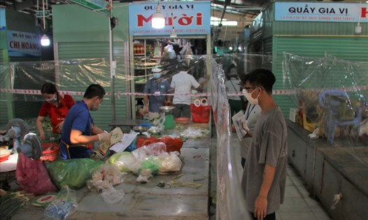 Chợ truyền thống ở Đà Nẵng mở cửa trở lại nhưng vẫn không đảm bảo cho người dân. Ảnh: Thanh Chung