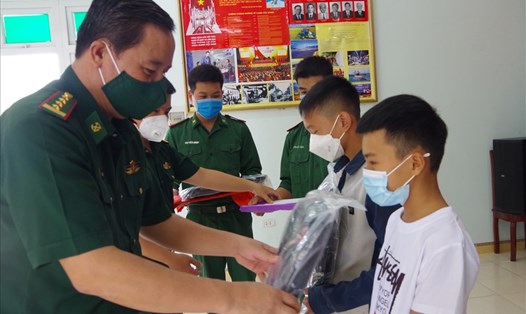 Việc nhận nuôi các bé có hoàn cảnh khó khăn được nhiều Đồn Biên phòng thuộc Bộ Chỉ huy Bộ đội Biên phòng tỉnh Lạng Sơn thực hiện. Ảnh: V.Toàn