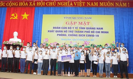 Liên đoàn Lao động Quảng Nam hỗ trợ 30 triệu đồng cho đoàn y, bác sĩ vào TPHCM chống dịch. Ảnh: Thanh Chung