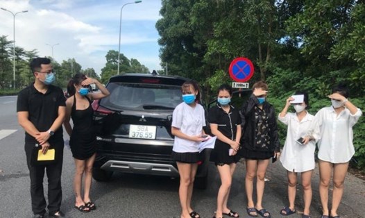 Chốt kiểm soát phòng chống dịch COVID-19 số 23 (chốt cửa ngõ Thủ đô) phát hiện ôtô chở 6 cô gái cùng sử dụng giấy đi đường giả.