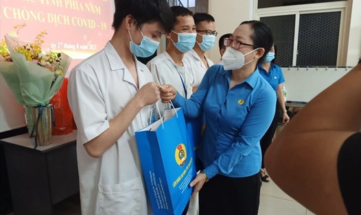 Bà Hoàng Thu Hoằng, Phó Chủ tịch Thường trực LĐLĐ tỉnh Thái Nguyên trao quà cho các y, bác sĩ vào TP.Hồ Chí Minh hỗ trợ chống dịch COVID-19. Ảnh: CĐTN