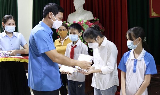 Phó Chủ tịch thường trực Liên đoàn Lao động tỉnh Thái Bình - Nguyễn Thái Dương trao quà cho các cháu học sinh tại hội nghị. Ảnh: B.M