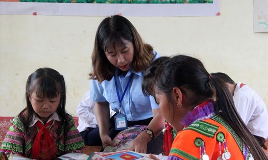 Giáo viên ở tỉnh Đắk Nông giảng dạy cho học sinh (ảnh chụp trước ngày 27.4.2021). Ảnh:HH