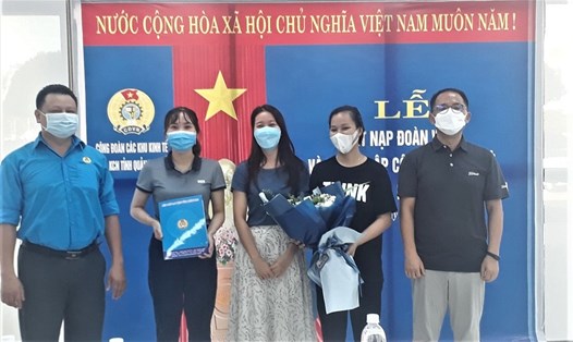 Trao quyết định thành lập công đoàn cơ sở và kết nạp 29 đoàn viên thuộc Công ty TNHH Cell Bio Human Tech Vina ở Quảng Nam. Ảnh: Thanh Chung