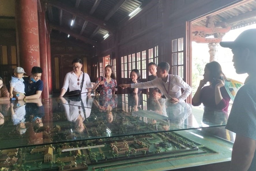 Hỗ trợ hướng dẫn viên là nhiệm vụ trọng tâm của Sở Du lịch Hà Nội trong tháng 9. Ảnh: LĐ