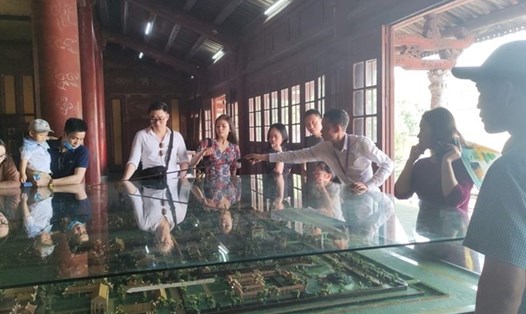 Hỗ trợ hướng dẫn viên là nhiệm vụ trọng tâm của Sở Du lịch Hà Nội trong tháng 9. Ảnh: LĐ