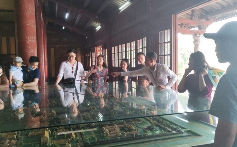 Hỗ trợ hướng dẫn viên là nhiệm vụ trọng tâm của Sở Du lịch Hà Nội trong tháng 9. Ảnh: LĐ