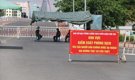 Những người ở Đà Nẵng ra đường phải có giấy nhận diện tham gia giao thông trên địa bàn thành phố. Ảnh: Thanh Chung
