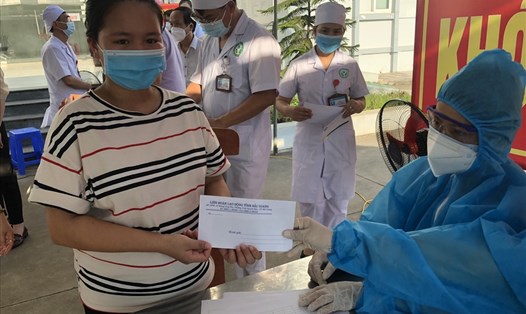 Người lao động là F0 tại Bệnh viện dã chiến số 1 nhận hỗ trợ từ LĐLĐ tỉnh Bắc Giang (thời điểm đầu tháng 6.2021). Nguồn: LĐLĐ tỉnh Bắc Giang
