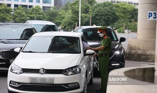 Lực lượng chức năng kiểm tra giấy đi đường của người dân tại Hà Nội. Ảnh: Tùng Giang
