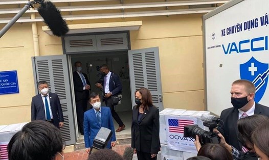 Phó Tổng thống Mỹ thăm kho vaccine tiêm chủng quốc gia của Việt Nam. Nguồn: Bộ Y tế cung cấp