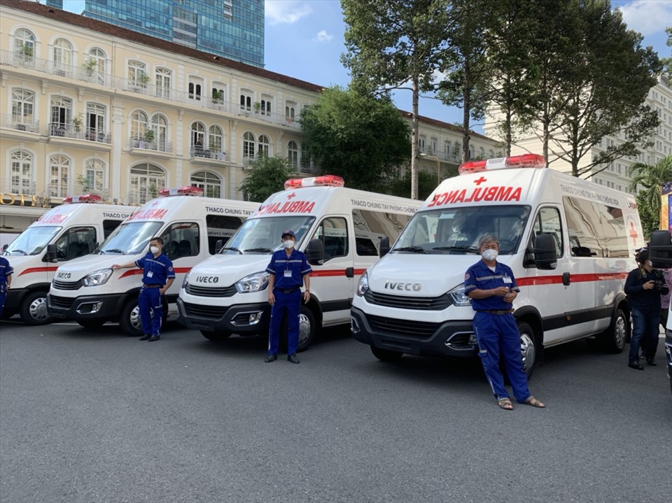 500.000 bộ kit xét nghiệm COVID-19; 30 xe cứu thương và hỗ trợ 25 xe tiêm chủng cơ động được trao tặng TPHCM chống dịch. Ảnh: Thaco.