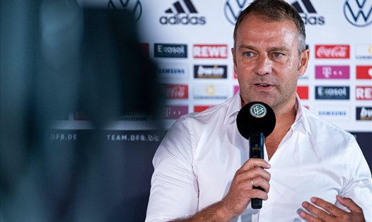 Huấn luyện viên Hansi Flick trong buổi công bố danh sách đội tuyển Đức. Ảnh: Express.de