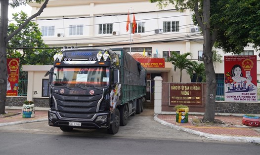 Một xe tải "luồng xanh" đang giao hàng hóa tại UBND Phường 7 TP.Vũng Tàu sáng 27.8. Ảnh: T.A