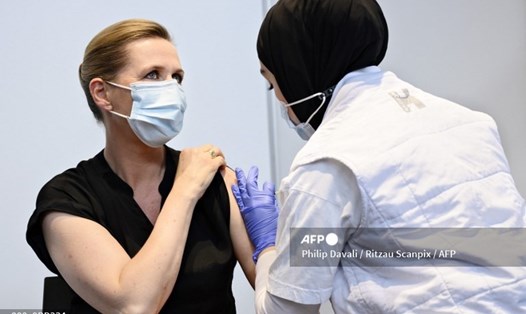 Thủ tướng Đan Mạch Mette Frederiksen được tiêm vaccine COVID-19 vào ngày 4.6.2021. Ảnh: AFP