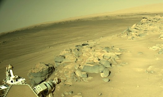 Ngắm khung cảnh bề mặt sao Hỏa từ vị trí tàu thám hiểm Perseverance của NASA. Ảnh: NASA