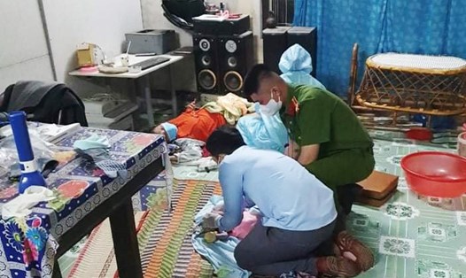 Y tế xã cùng công an Đà Nẵng băng rừng đêm giúp sản phụ vượt cạn. Ảnh: BĐ